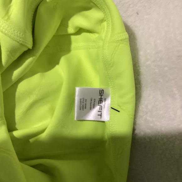 SheFit pocket leggings. Neon Green. Size Medium - Picture 2 of 3